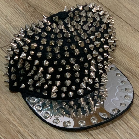 I🖤 fabulous studded cap